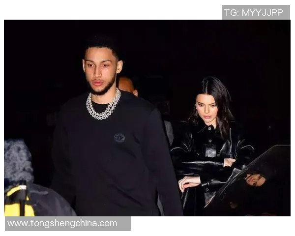 足球明星与他们的绝世美女伴侣们揭示爱情与事业的完美结合