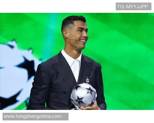 足球明星佩戴墨镜帅气亮相引发球迷热议与媒体关注 足球明星佩戴墨镜帅气亮相引发球迷热议与媒体关注