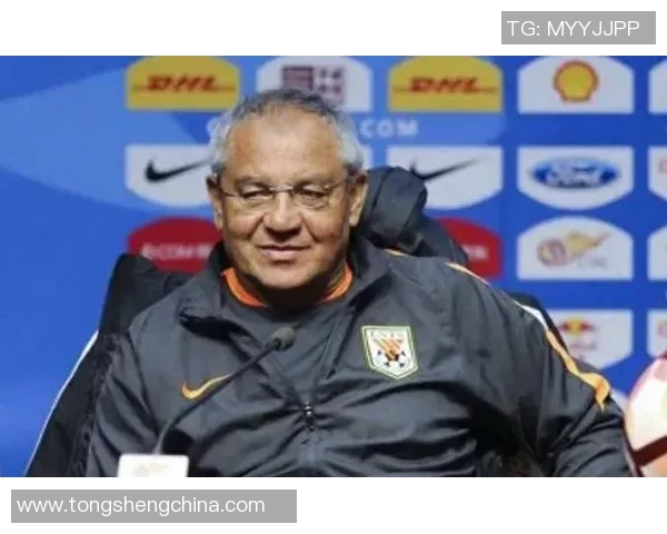 足球明星化身老年球员展现不老传奇激情踢球引发球迷热议